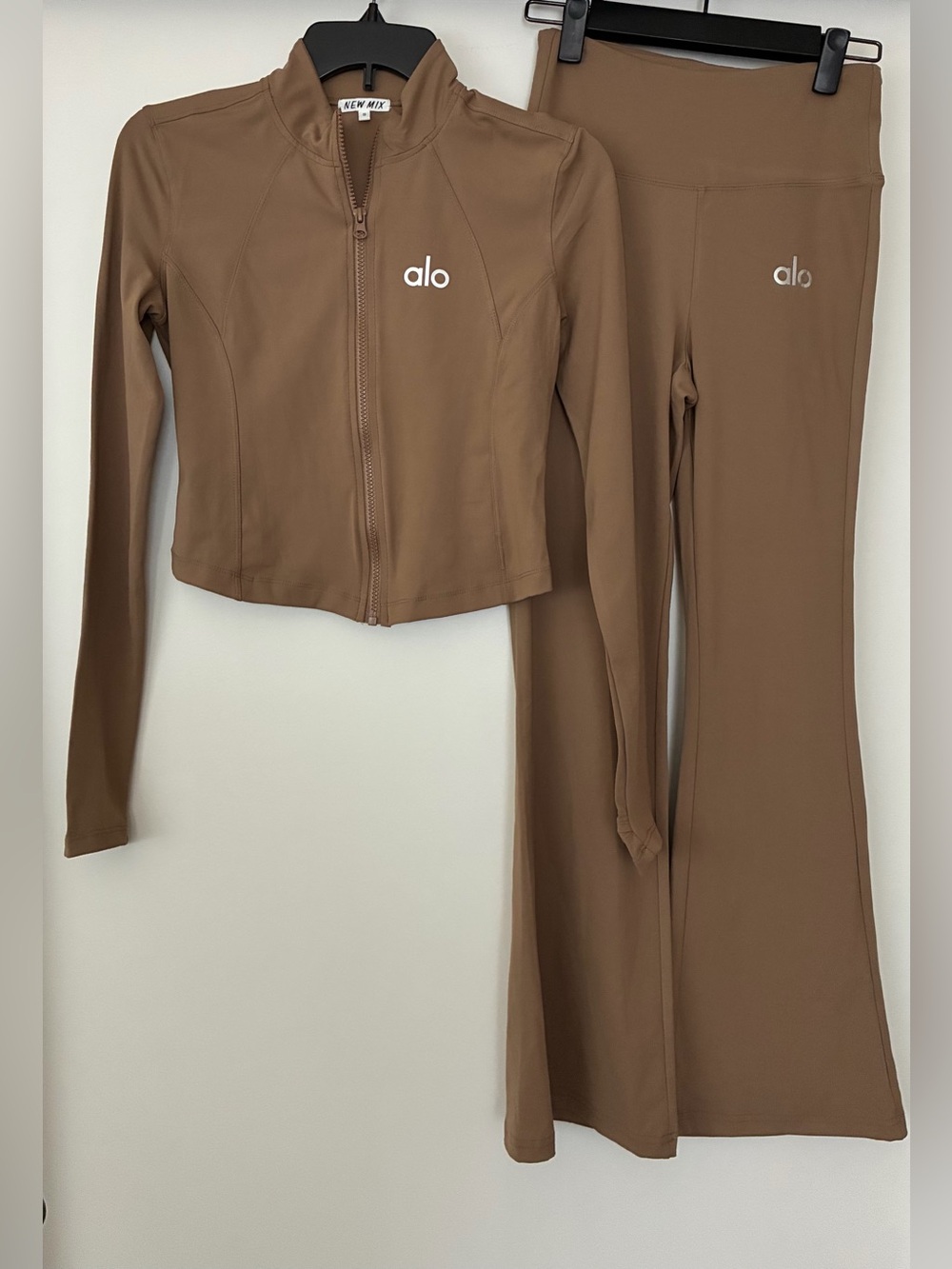 New Luxury Women’s Tan alo 2 piece set Size small